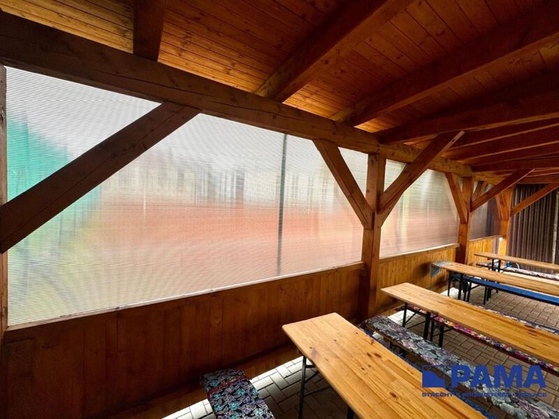 Interier pergoly s prosvetlenou polykarbonatovou stenou