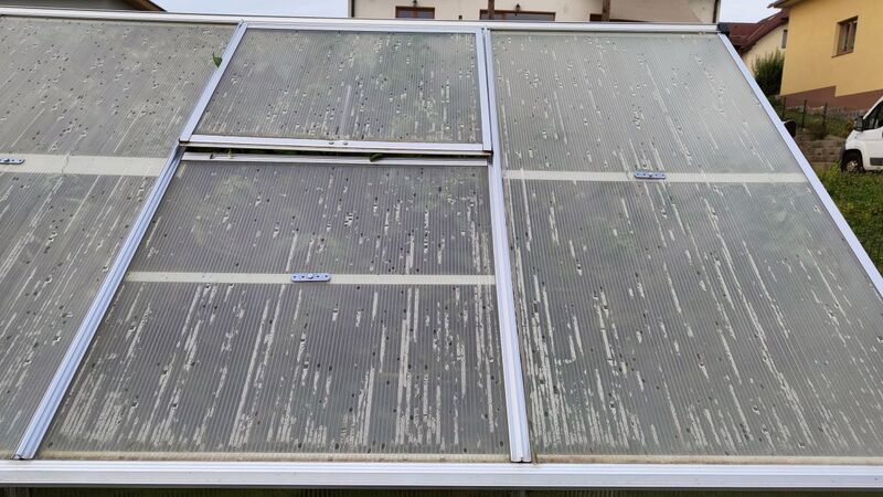 Poškození polykarbonátu kroupy