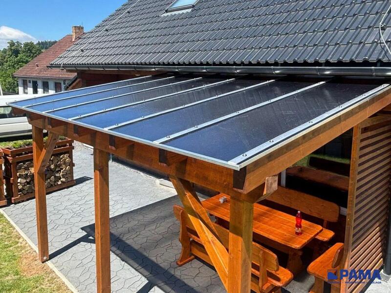 Solarni panel na pergole s drevenym ramem