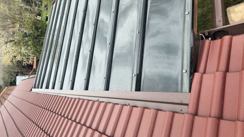 Strecha s kombinovanym materialem